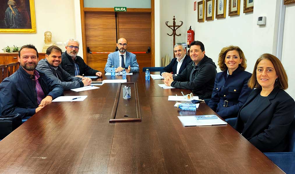 Reunión entre el coordinador del Observatorio Económico de Melilla y representantes de Zona Centro.